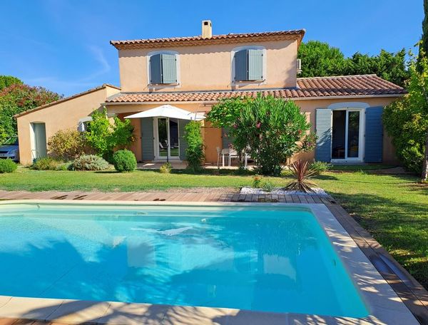 Villa climatisée avec 3 chambres et une piscine dans un environnement calme