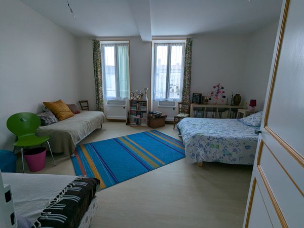 La  grande chambre à quatre couchages et sa salle d'eau privative de LAURENCE