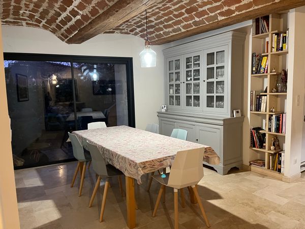 Maison en pierre de plus de 100 ans entièrement rénové. Retrouvez un salon de 40 m2 au plafond de pierre vouté et une cuisine salle à mangé de 50 m2 au plafond de brique soutenu par des poutres de plus de 7m et son sol de travertin. La cuisine à été voulu pour favoriser les temps de partage et les grandes tablées. A l'étage au sol de chêne massif, 6 chambres et 2 pièces d'eau. L'extérieur est pourvu de nombreuse espèce végétale et les murs recouvert de lierre, un grand tilleul assure une belle part d'ombre.