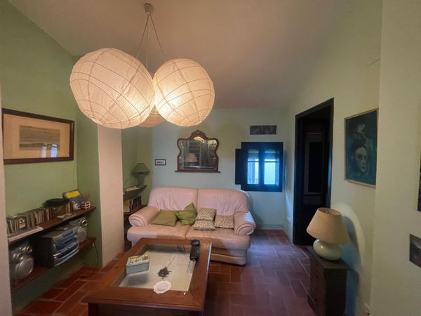 Maison sur 3 niveaux, au centre de la cité de Castello d’Empúries, avec toit terrasse panoramique.