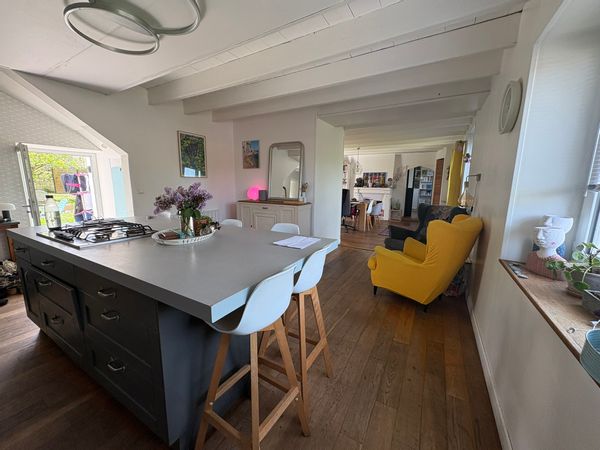 La maison de Christelle et de Gaël Maison située dans le bourg d'Aizenay, jardin privatif, accès direct de la cuisine vers la terasse et le jardin. 5 chambres : 3 à l'étage, 2 au rez de chaussée, une grande salle de bain au rez de chaussée, un petite attenante à la chambre parentale à l'étage. Pièce de vie : grande cuisine, salle à manger, salon. Bibliothèques avec de nombreux livres à disposition à proximité, accessible à pied : commerces du centre ville, marché le dimanche matin, office du tourisme, supermarché (un petit et un hyper), cinéma, piscine municipale en voirture à 20 mn environ La Roche sur Yon, à 1 heure environ Nantes Bus devant la maison qui va vers la plage Plusieurs plage à environ 25 km de la maison : Saint gilles croix de vie, Brétignolles sur mer, Brem sur mer Noirmoutier à environ une heure Le Puy du fou à moins d'une heure O' gliss park à 40 minutes