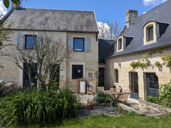 Maison de charme au coeur de la Normandie 15 minutes de Caen et Bayeux 25 min des plages du débarquement Dans un Petit village charmant et au calme avec tous commerces accessibles à pied a 5min de la maison (boulangeries, boucherie, crêperie, restaurant, poste, pharmacie, bar tabac, marchés et poissonniers
