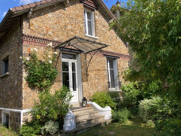 Maison centenaire en meulière, à 30mn en Transilien de Paris, dans une banlieue calme et verte !