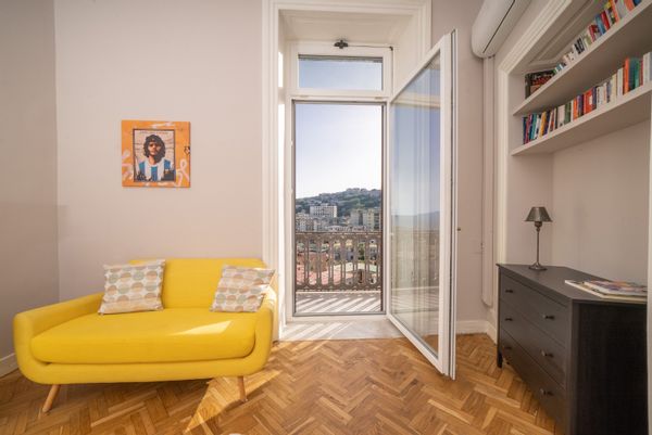La maison de Concetta è un bellissimo appartamento panoramico con vista su Capri, molto luminoso situato al quarto piano di un edificio del 800 classico napoletano. Ha 2 camere da letto, adatto per coppie e famiglie con 3 bambini. curato nell'arredamento e funzionale. nei dintorni ci sono tutti i servizi necessari, raggiungibile a piedi dalla stazione centrale di Napoli tramite la metropolitana di piazza Amedeo, si trova a 500 metri dal cuore di Napoli e dal lungomare di mergellina e via caracciolo.