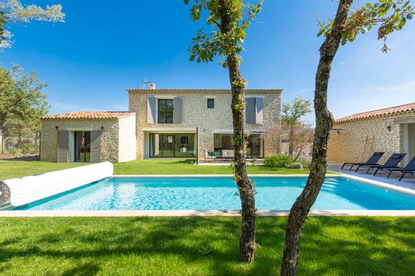 Mas provençal avec piscine de construction récente sur la commune de Gordes