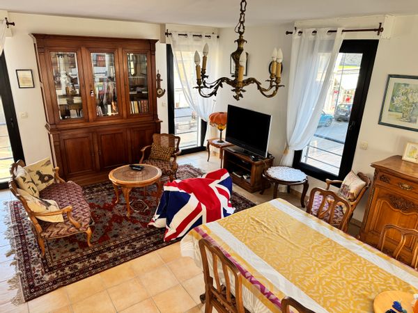 L’appartement familial en centre-ville d’une station balnéaire.