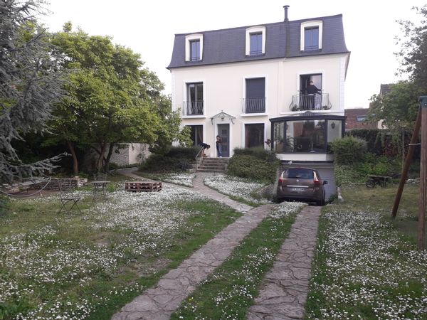Belle maison de charme lumineuse et spacieuse avec extérieur, pour grande famille avec amis à 2 pas de Paris et de la forêt