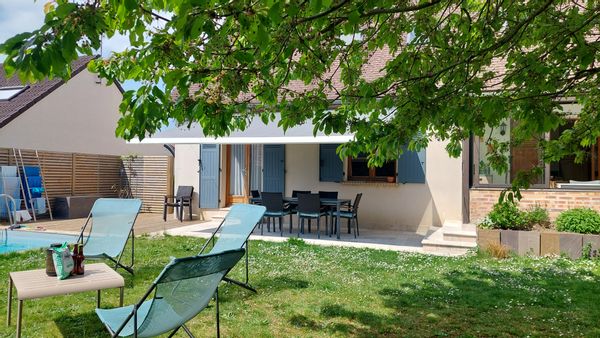 Maison lumineuse, confortable et familiale avec piscine, jacuzzi et trampoline