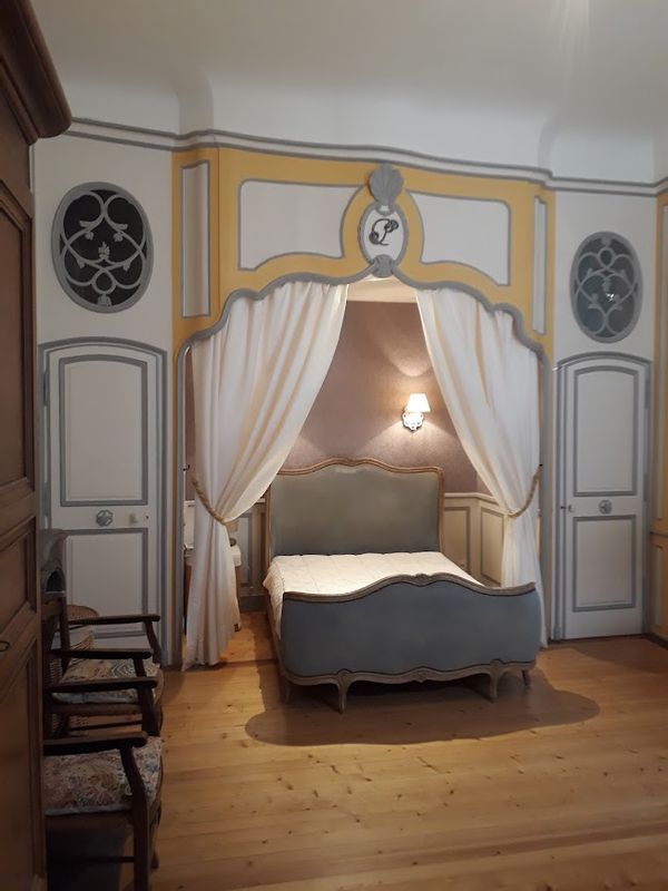 Une chambre/SDB dans une maison XVIII°s chez Brigitte et Olivier.