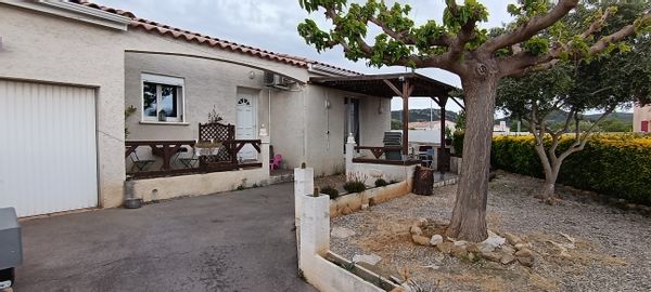 La maison de NATHALIE est située dans le SUD de la FRANCE, à 30 min de la mer, à 1h de l'Espagne, à 45 min de la cité de CARCASSONNE et sur la route des Châteaux CATHARES et Abbayes ( LAGRASSE, FONTFROIDE ).Maison au pieds de collines des Corbières, dans un environnement calme.