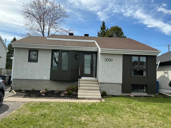 La maison de Eric. Charmante maison de 3 chambres à coucher situé sur la rive-nord de Montréal.  À 30 minutes du centre ville de Montréal et a 50 minutes du charme des montagnes des Laurentides. Bungalow entièrement rénové en 2024.  Tout y est.