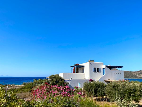 Villa K, a traditional cycladic house in front of the sea