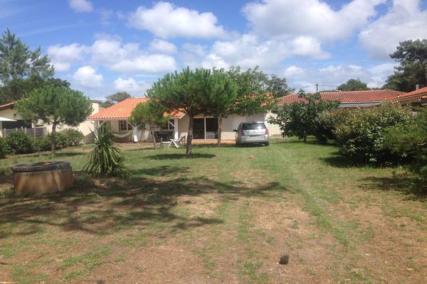 Maison agréable dans un quartier calme et résidentiel. A 300m à pied de l'océan. A proximité à pied de toutes les commodités.