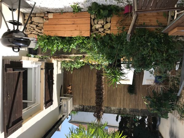 Une maison au cœur de la vieille ville avec climatisation et jardinet