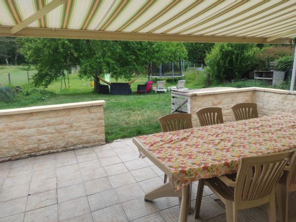 Une maison chaleureuse dans un charmant village de la vallée d'Eure. Situé en plein de coeur de la Normandie, à mi chemin entre Paris et la Mer. Adaptée au famille avec enfants. Baignade en rivière à quelques pas de la maison. Canoë 4 places à disposition avec gilets de sauvetage pour les enfants. Trampoline, piscine tubulaire, toboggan, balançoire, bac à sable...