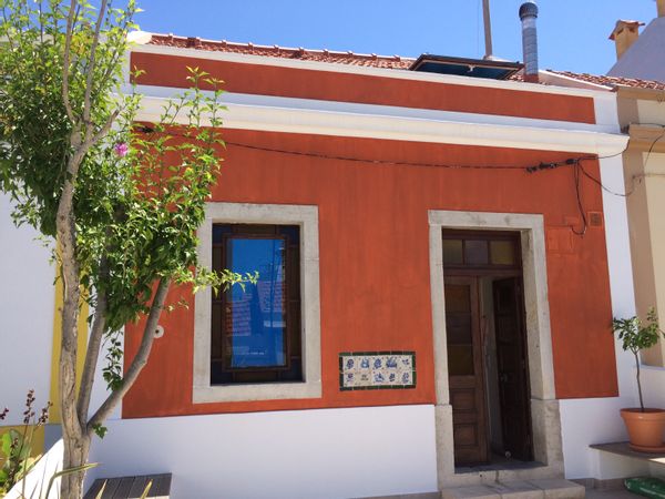 Une chambre avec salle de bain et bureau  : Casa Laranja : Maison de ville avec 2 terrasses