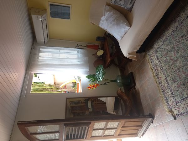La maison de Marie-George est idéalement située , dans un petit village touristique , proche de toutes commodités , de la mer , d'un grand golf, de centres équestres , d'une marina, de parcours de santé , de lieux historiques etc.... A 8 mn des plages, à 5mn d'un petit centre commercial.