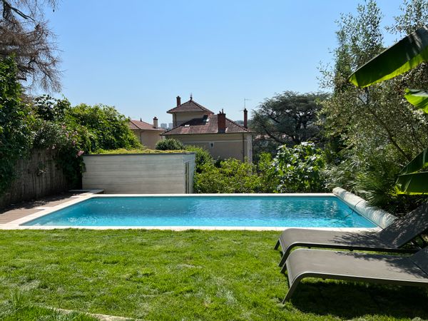 Maison années 30 avec jardin paysager et piscine toute proche de Lyon