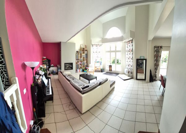 Maison familiale spacieuse et lumineuse  avec jardin, 5 chambres – proche Paris & Disneyland