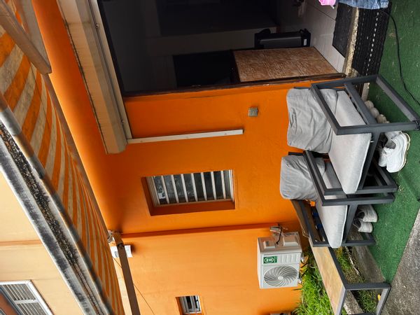 Coquet "bas de villa" au coeur de la Martinique. 1 chambre climatisée, 1 salle de bain et un espace à vivre avec cuisine ouverte. 1 petit espace extérieur ombragé