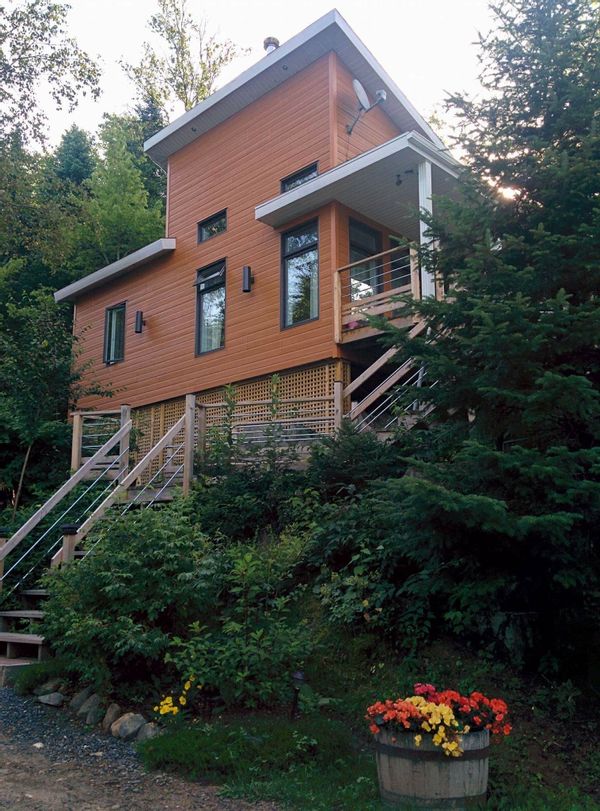 La maison en échange  est un chalet de construction récente sur un site charmant près d’un lac.