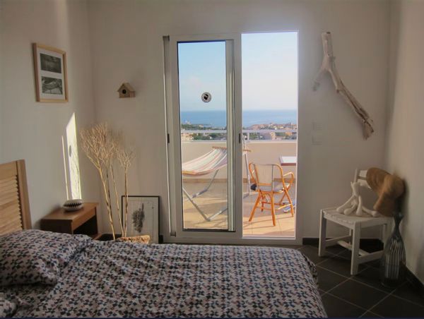 Bel appartement de standing F2 vue mer avec grande terrasse, calme et bien équipé. Proche plage.