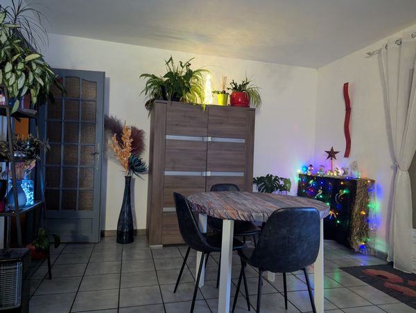 Je vous présente notre maison, un cocon de 110 m² situé sur un terrain entièrement clôturé de 1000 m². Elle offre deux chambres confortables, un bureau idéal pour le télétravail, ainsi qu’un salon lumineux ouvert sur une cuisine fonctionnelle. La salle de bain est équipée d’une baignoire, et les toilettes sont séparées pour plus de confort. Le jardin, soigneusement entretenu et joliment arboré, invite à la détente en pleine nature. Nous vivons ici au calme, en périphérie de Pau, dans un environnement champêtre, avec une vue imprenable sur les majestueuses montagnes des Pyrénées.