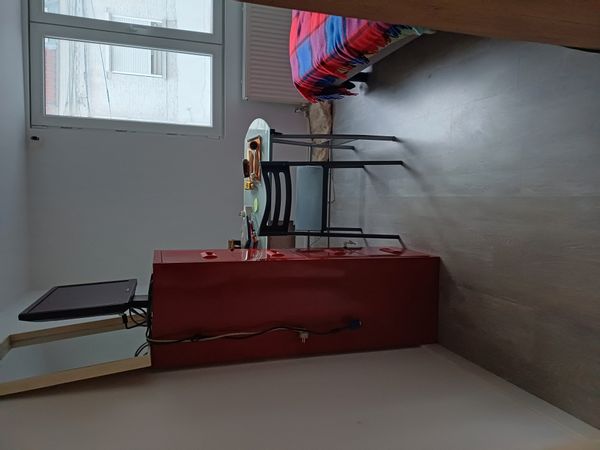 Chambre individuelle dans une maison typique du nord de la France équipé d'un lit double et d'un bureau pour travailler.