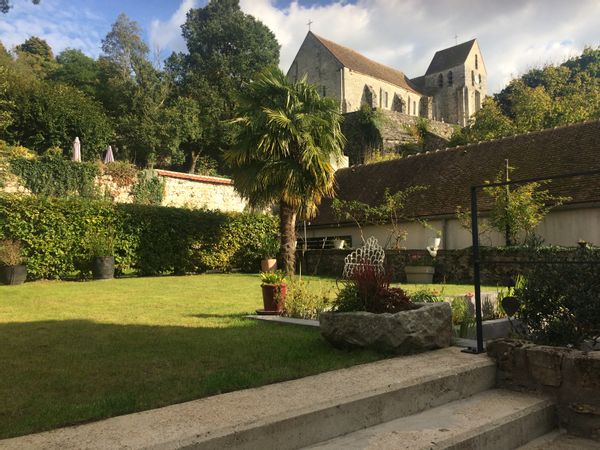 Dans un cadre historique notre maison est traversée de lumière grâce à son orientation est/ ouest .
