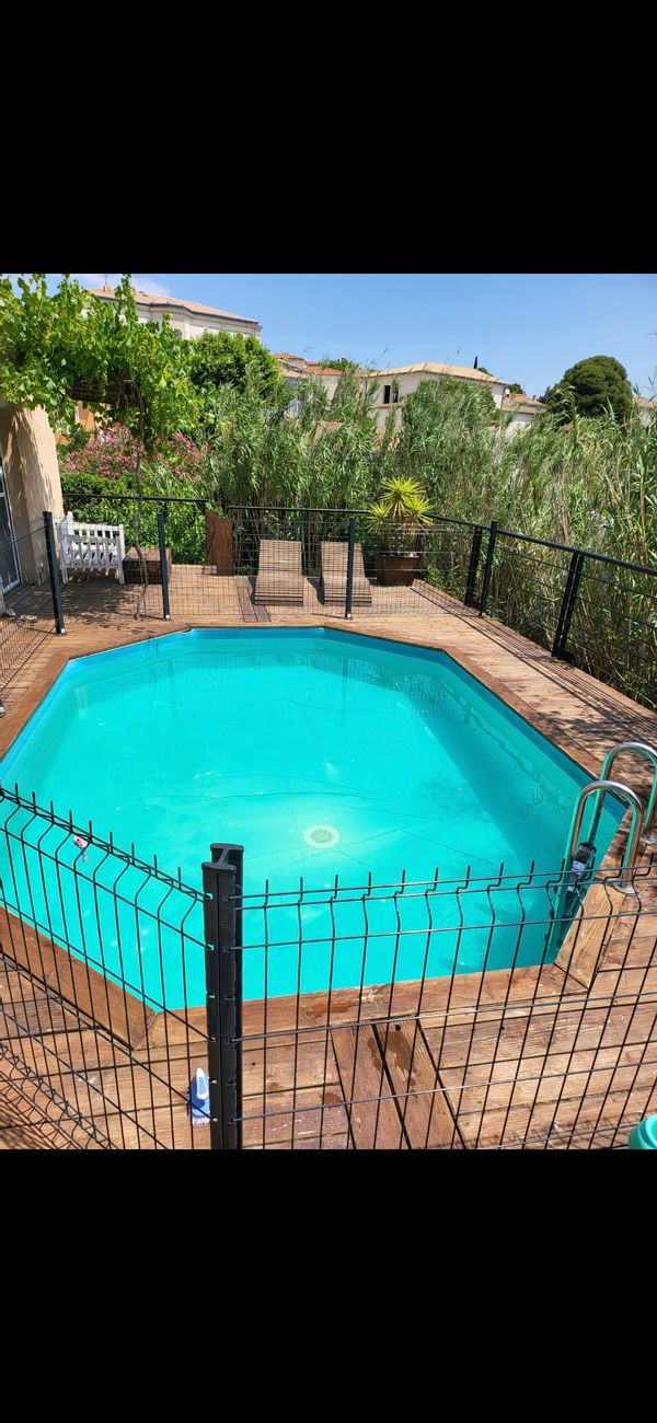 En plein milieu de nulle part sur un terrain de 1500m2. Tyrolienne, piscine l'été...