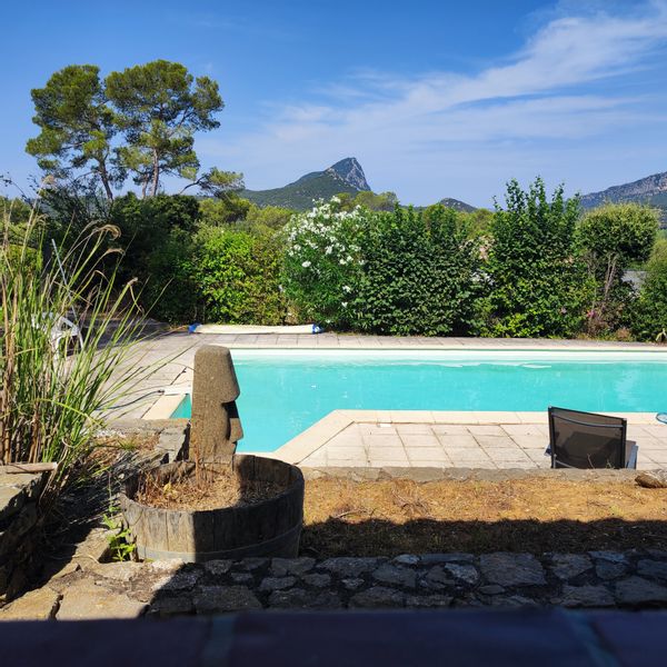 La maison du Pic Saint Loup, vue imprenable sur le pic, calme et nature ,