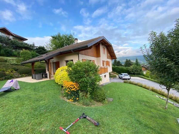 La maison entre lac et montagne