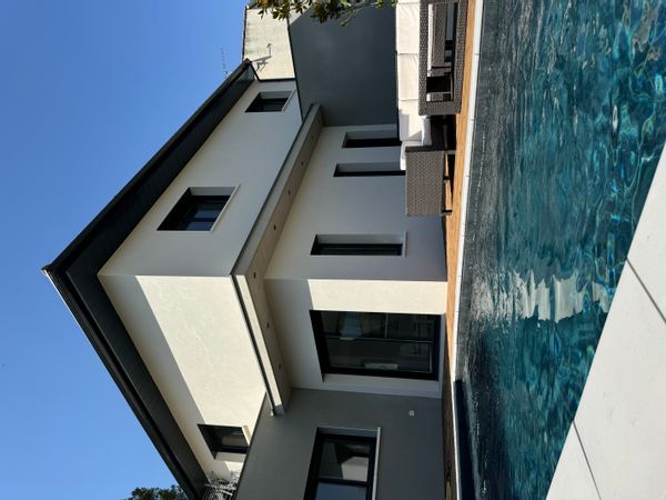 Très belle maison neuve contemporaine et moderne très bien exposée avec très peu de vis à vis et une jolie vue dégagée sur la colline.