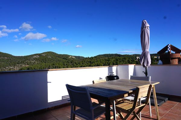 Maison mitoyenne ensoleillée avec terrasse près de Sitges
