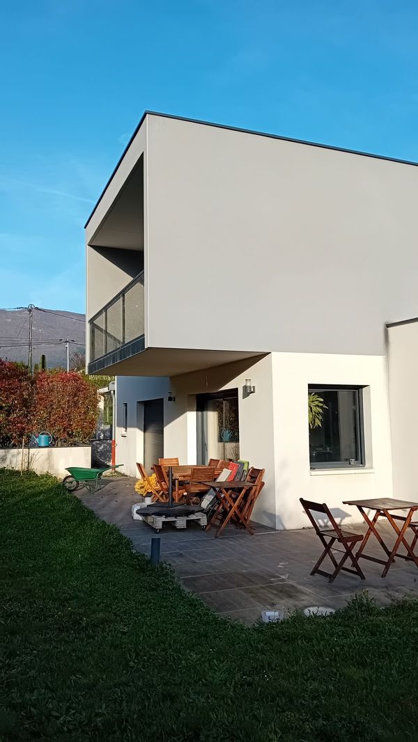 La maison de Jerome maison tres lumineuse dans  quartier  chic ,tres calme entre lac et montagne