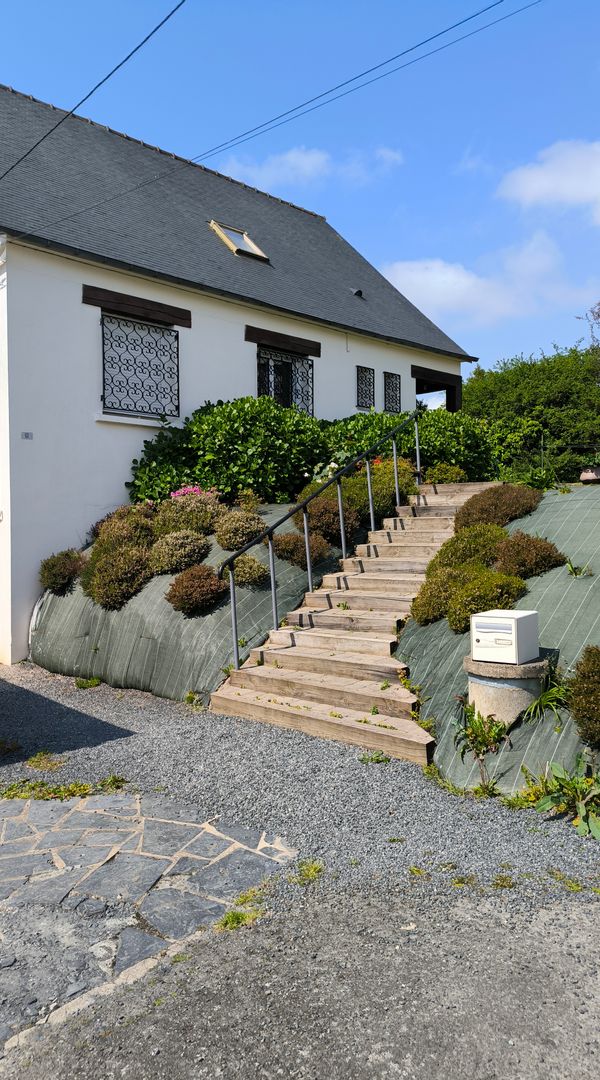 Bonjour, Maison très agréable, chaleureuse,où on se sent très bien,spacieuse, lumineuse, rénovée, très propre, grand jardin,garage fermé,tout est à votre disposition....