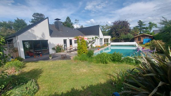 La maison de Emmanuelle et Yves est une maison de plain pied, avec un grand jardin, une piscine !