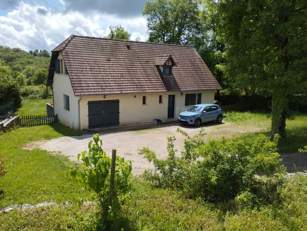 Maison à la campagne dans département pittoresque