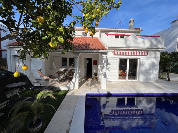 Maison familiale avec 3 chambres doubles et 2 chambres d’enfants , piscine, en face de la pinède et à 5 min de la plage !