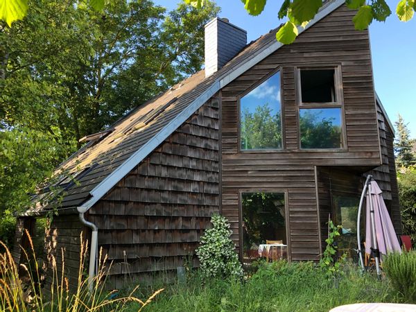 Maison d'architecte paisible tout en bois de 120 m2. Entourée d'un jardin, au fond d'une allée éloignée de la rue, la maison comporte un rez-de-chausée tout ouvert avec salle à manger, salon et cuisine avec baies vitrées donnant sur le jardin. Nous avons 2 chats très sympas qui vous demanderons des croquettes et de leur ouvrir l'accès au jardin. Balade au bord de l'Yerres (3mn à pied), la gare est à 5 mn en voiture ou 10 mn en bus et vous amènera à Paris (Gare de Lyon) en 25 mn par le rer D.