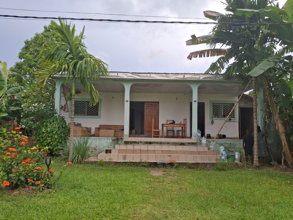 La maison de Denis les pieds presque dans l'eau