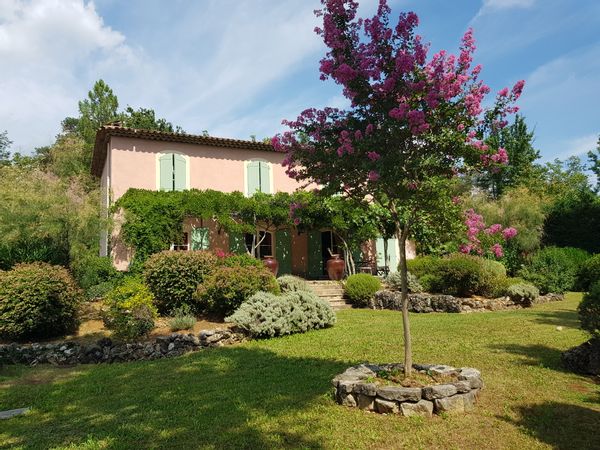 Très belle Bastide Provençale, 4 grandes chambres, 3 salles d'eau et un grand jardin ombragée.