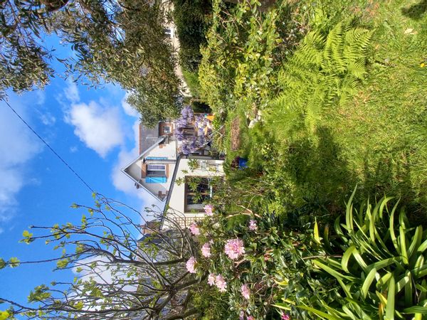 Maison bretonne en granit rose proche de la plage et du bourg avec jardin