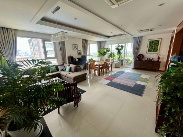 Spacious and bright 3-bedroom apartment in a vibrant neighborhood