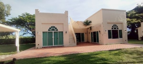 Pool Villa pour famille avec piscine dans la nature.