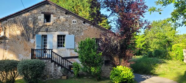 Maison ancienne ( 18 ème siècle ) en pierre, typique périgourdine .
