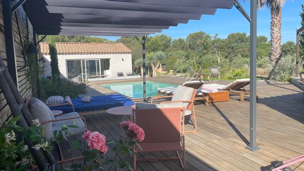 Charmant gîte pour 4 personnes situé dans le Gard, entre Cévènnes et Méditerranée, avec piscine.