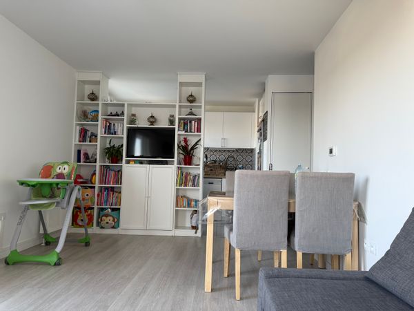 Appartement dans une résidence neuve, propre et calme. À 25 minutes de paris en voiture ou en transports en commun.