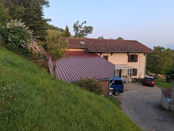 Grande maison de caractère dans un écrin de verdure entre campagne et montagne