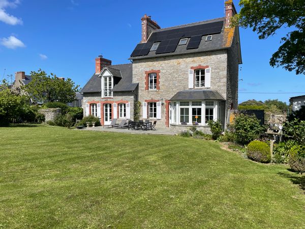 Maison de charme à 400 mètres de la plage dans un cadre verdoyant.